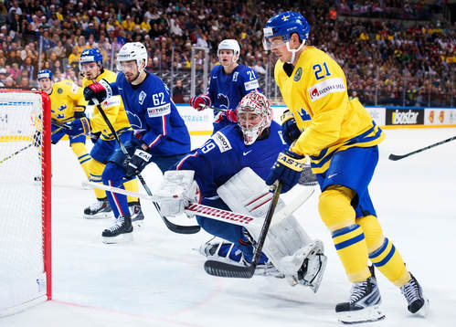 Sveriges Loui Eriksson oroar framför Frankrikes målvakt