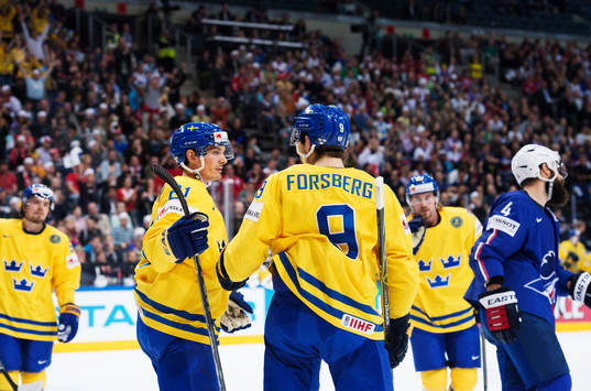 Sveriges Loui Eriksson och Filip Forsberg jublar