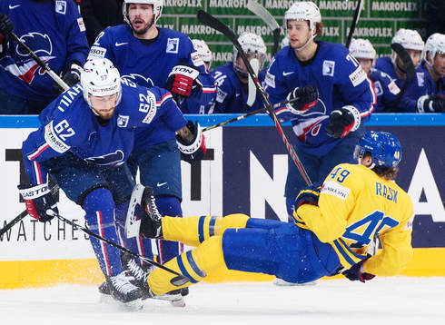 Frankrikes Florian Chakiachvili tacklar Sveriges Victor Rask