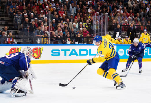 Sveriges Loui Eriksson kommer fri mot Frankrikes målvakt