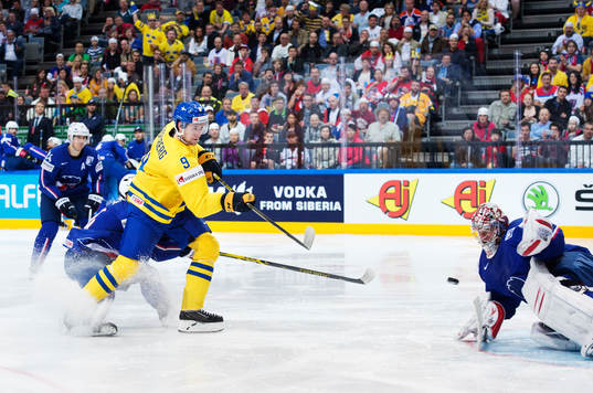 Sveriges Filip Forsberg skjuter in 3-2 bakom Frankrikes