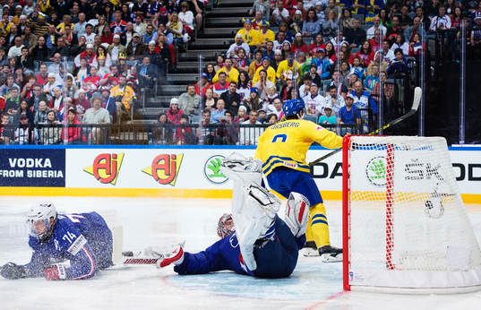 Sveriges Filip Forsberg skjuter in 3-2 bakom Frankrikes