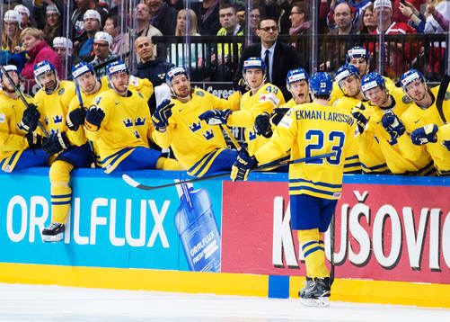 Sveriges Oliver Ekman Larsson jublar med lagkamrater