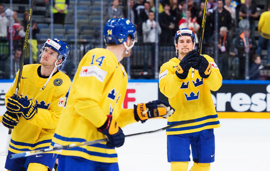 Sveriges Filip Forsberg jublar med lagkamrater