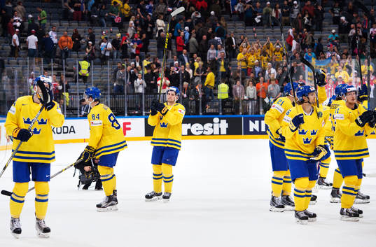Sveriges Filip Forsberg jublar med lagkamrater