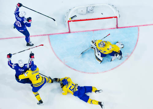 Frankrikes Damien Fleury och Teddy da Costa jublar