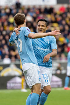 Malmö FFs Magnus Wolff Eikrem gör 0-1 och gratuleras av