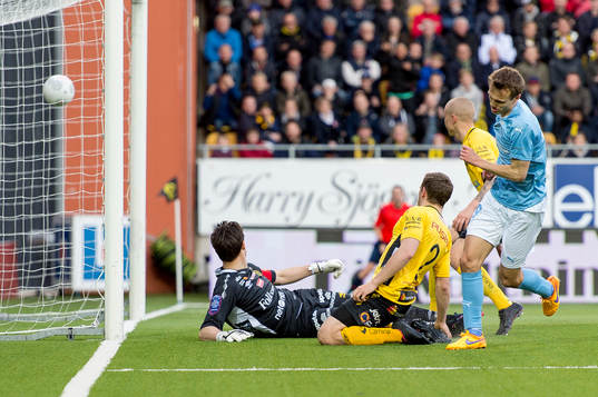 Malmö FFs Magnus Wolff Eikrem gör 0-1 och jublar
