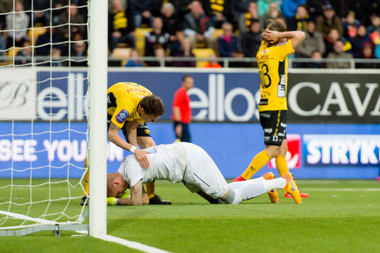 Elfsborgs Lasse Nilsson springer på Malmö FFs målvakt