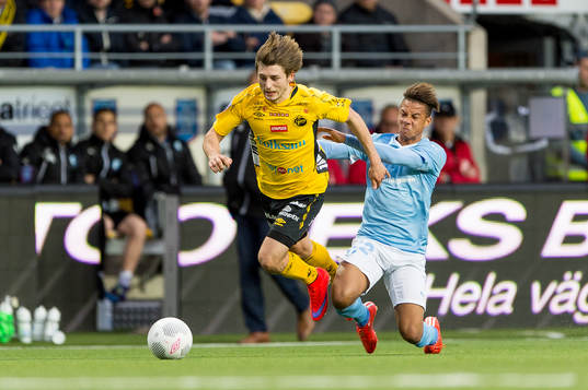Malmö FFs Tobias Sana fäller Elfsborgs Arber Zeneli