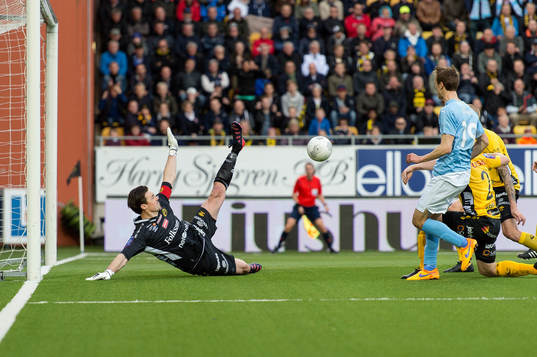 Malmö FFs Magnus Wolff Eikrem gör 0-1