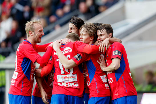 Örgrytes Jakob Lindström gratulera