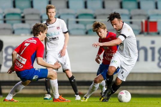 Qvidings Mentor Zhubi med bollen