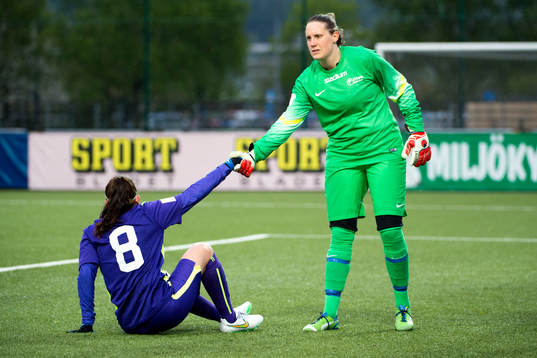 Jitex Linn Andersson får hjälp av målvakt Emma Lind