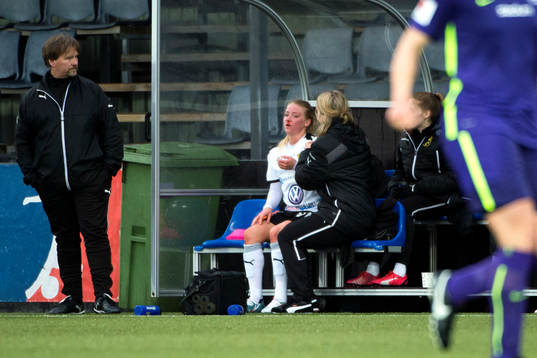 Umeås Jenny Hjohlman sitter på bänken med blödande näsa