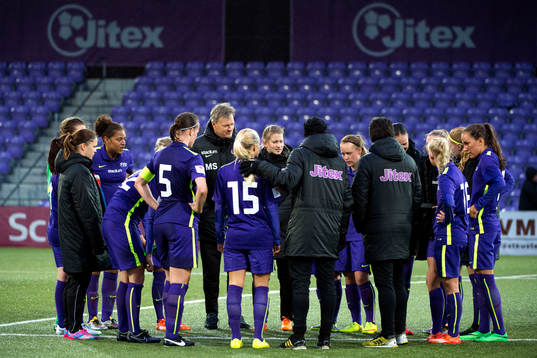 Jitex spelare och ledare samlas