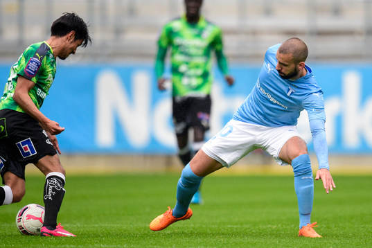 Halmstads  Antonio Rojas och Malmö FFs Guillermo Molins