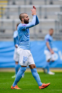 Malmö FFs Guillermo Molins tackar publiken när han byts ut