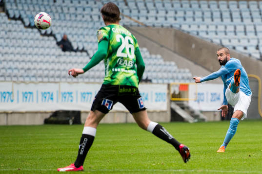 Malmö FFs Guillermo Molins testar skott