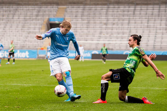 Malmö FFs Simon Kroon och Halmstads Sead Haksabanovic