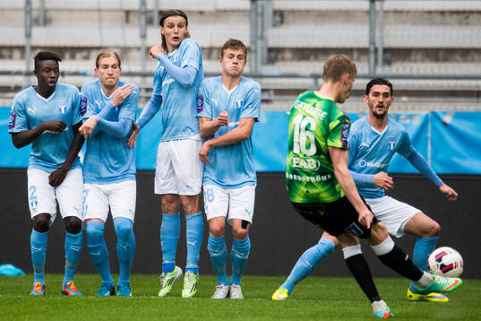 Halmstads Eric Smith skjuter en frispark och Malmö FFs Pa