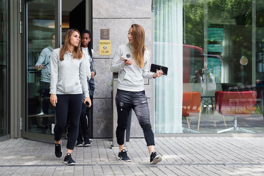 s Kosovare Asllani lämnar hotellet