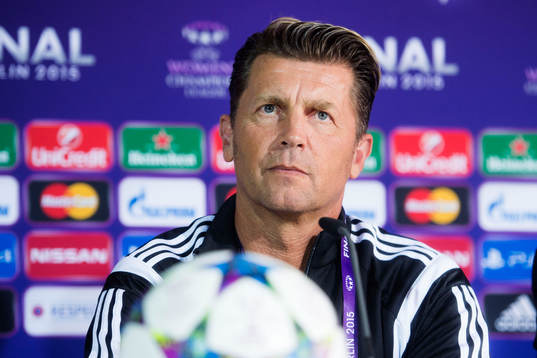 Frankfurts tränare Colin Bell deltar i en presskonferens