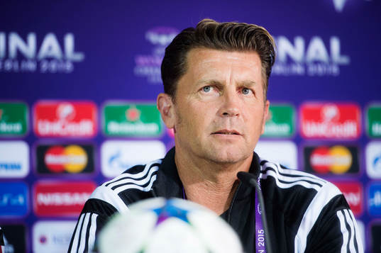 Frankfurts tränare Colin Bell deltar i en presskonferens