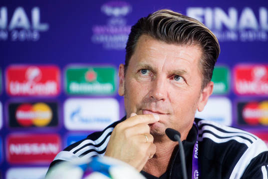 Frankfurts tränare Colin Bell deltar i en presskonferens