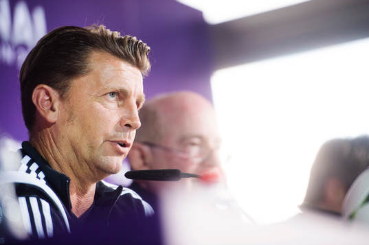 Frankfurts tränare Colin Bell deltar i en presskonferens