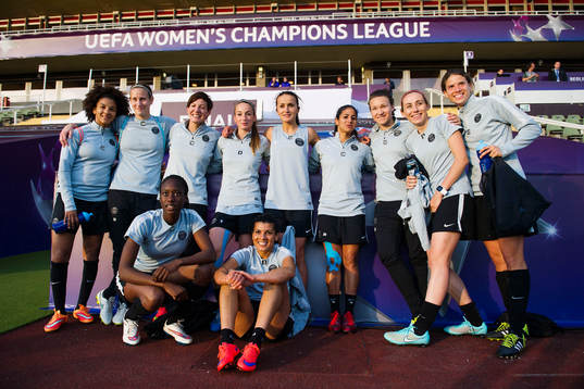 s Kosovare Asllani ställer upp sig för en lagbild med