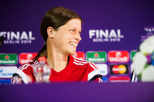 Frankfurts Kerstin Garefrekes deltar i en presskonferens