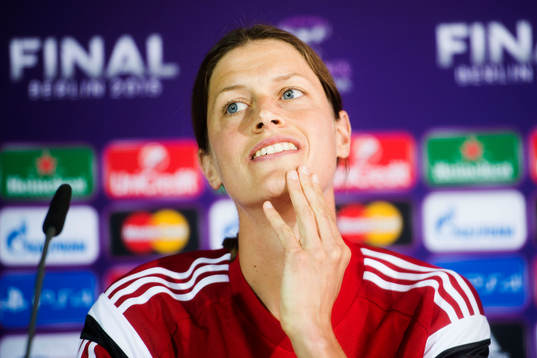 Frankfurts Kerstin Garefrekes deltar i en presskonferens
