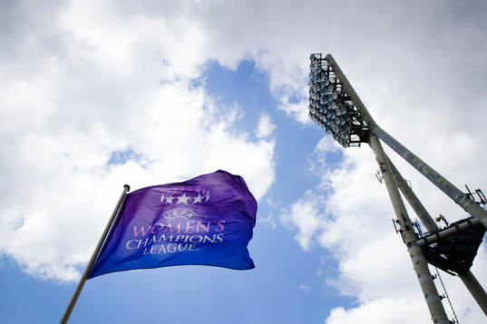 En flagga som det står Uefa Womens Champions League på