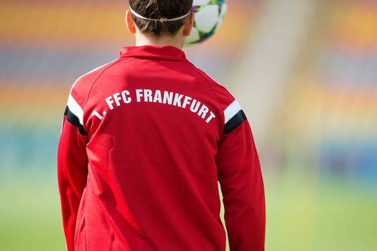 En tröja som det står 1. FFC Frankfurt på