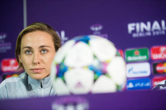 s Sabrina Delannoy deltar i en presskonferens