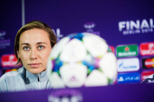 s Sabrina Delannoy deltar i en presskonferens