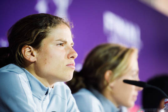 s Annike Krahn deltar i en presskonferens