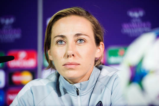 s Sabrina Delannoy deltar i en presskonferens