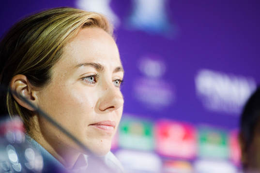 s Sabrina Delannoy deltar i en presskonferens