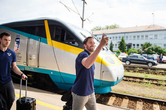 Joel Lundqvist tar en selfie när han lämnar ett tåg när