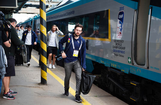 Målvakten Jhonas Enroth lämnar ett tåg när Sveriges