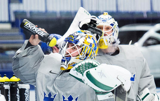 Målvakterna Jhonas Enroth och Anders Nilsson dricker