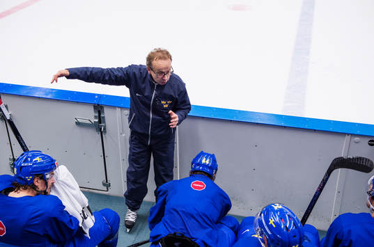 Förbundskapten Pär Mårts på Sveriges ishockeylandslags