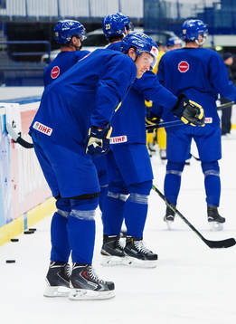 Staffan Kronwall grimaserar på Sveriges ishockeylandslags