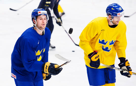 Filip Forsberg trixar med en puck på Sveriges
