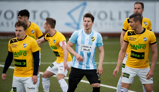 IFK Hässleholms Martin Tsilfidis omgiven av fem IFK