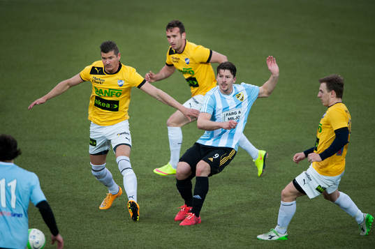 IFK Hässleholms Martin Tsilfidis omgiven av tre