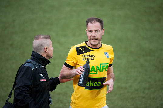 Vattenpåfyllning i matchen i division 2 mellan IFK Malmö