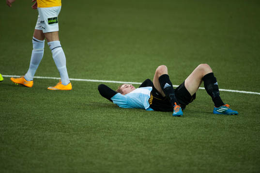 IFK Hässleholms målskytt Filip Ranbmo deppar